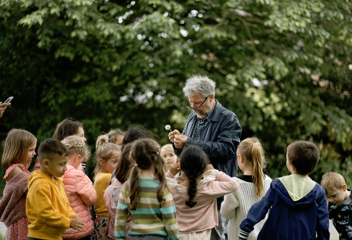 Animateur nature devant un groupe d'enfants